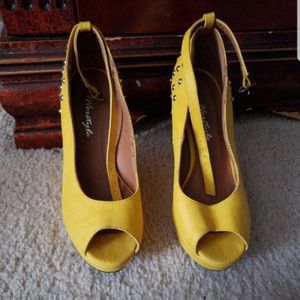 Yellow studded wedges